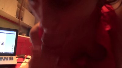 Moksleivė čiulpia savo brolio penį, kai niekas nėra namie